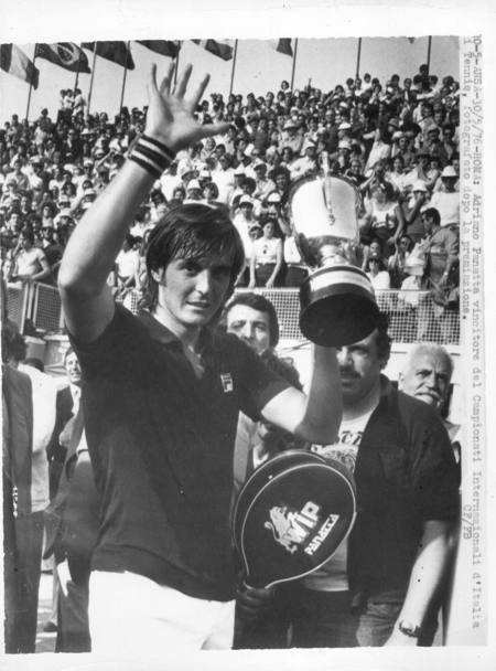 Internazionali d’Italia, Roma, 1976, Panatta con il trofeo appena vinto dopo aver battuto in finale Guillermo Vilas (2–6, 7–6, 6–2, 7–6) (Ansa)